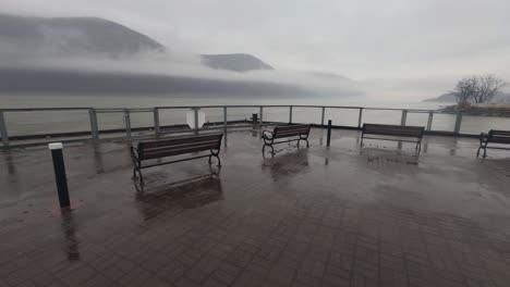 Bänke-An-Der-Cold-Spring,-New-Yorker-Uferpromenade-An-Einem-Sehr-Regnerischen,-Stimmungsvollen-Und-Nebligen-Tag-Mit-Den-Appalachen-Und-Dem-Hudson-River-Im-Hintergrund