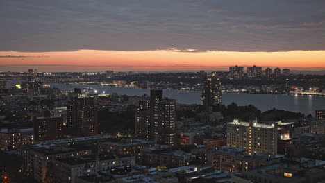 NYC-New-York-Luftaufnahme-V258-Überflug-über-Das-Wohngebiet-Washington-Heights-In-Upper-Manhattan-Mit-Blick-Auf-Edgewater-New-Jersey-über-Den-Hudson-River-Bei-Sonnenuntergang---Aufgenommen-Mit-Inspire-3-8k---September-2023