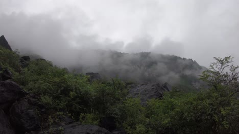 Die-Wolken-Und-Der-Nebel-In-Den-Bergregionen-Lösen-Sich-Allmählich-Auf