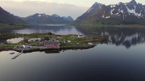 Hermosa-Toma-Aérea-Sobre-El-Fiordo-Austnesfjorden,-Sus-Montañas-Y-Pequeños-Pueblos-En-La-Hora-Dorada