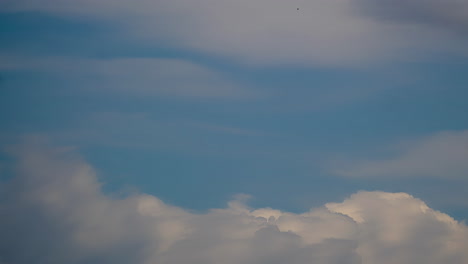 Wogende-Wolkensäulen-Steigen-In-Die-Luft-Und-Verschwinden-Vor-Einem-Weichen,-Dunstigen-Himmel