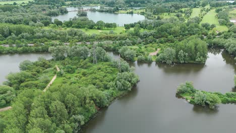 Rückwärts-Drohnenansicht-Der-Erfassung-Der-Natur-Von-East-Sussex-In-England-Während-Des-Tages