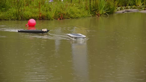 Zwei-Ferngesteuerte-Solarboote,-Die-Von-Photovoltaik-Solarmodulen-Angetrieben-Werden-Und-Sich-Durch-Das-Wasser-Bewegen