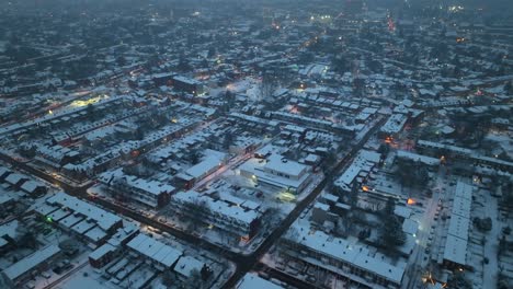 Luz-Cálida-De-Casas-Y-Calles-Durante-El-Día-Nevado-De-Invierno-En-La-Ciudad-De-EE.UU.