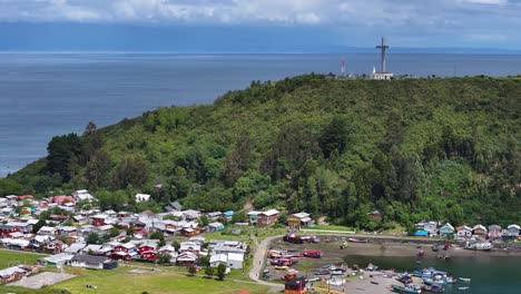 Vista-Aérea-De-La-Isla-Tenglo,-Mirador-Y-Pueblo-Pesquero,-Puerto-Montt,-Los-Lagos,-Chile