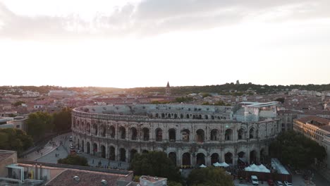 Toma-Aérea-En-órbita-De-Personas-Entrando-Al-Estadio-De-Nimes-Para-Un-Espectáculo-Y-Concierto.