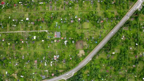 Carretera-Elevada-A-Través-Del-Paisaje-Residencial-Rural-Cerca-De-Kłodzko-En-El-Suroeste-De-Polonia