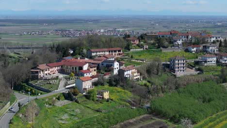 Vista-Aérea-De-La-Hermosa-Ciudad-De-Gabiano,-Italia.