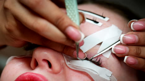 Caucasian-woman-gets-lash-extension-treatment-in-Bali,-medical-tourism