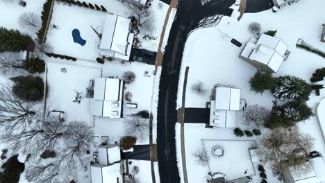 Snowy-neighborhood-with-street-and-turning-point-in-USA