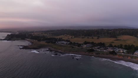 Toma-Aérea-En-Plataforma-Rodante-De-La-Playa-Moonstone-Durante-La-Puesta-De-Sol-En-Cambria,-California