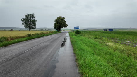 Spaziergang-Auf-Verregneter-Straße-In-Der-Nähe-Von-Ackerland