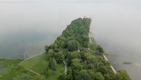 Un-Recorrido-Aéreo-Por-El-Parque-Hai-She-Y-Su-Belleza-Natural,-Decorado-Por-Espacios-Verdes-Y-Los-Alrededores-Er-Hai