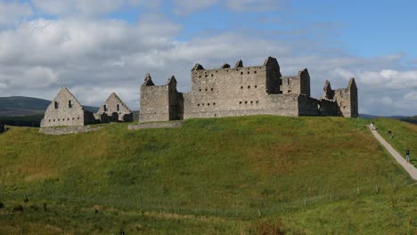 Ruinen-Der-Ruthven-Kaserne-Im-Cairngorms-Nationalpark-In-Der-Nähe-Der-Stadt-Kingussie,-Schottland-An-Einem-Sonnigen-Tag,-Nicht-Erkennbare-Touristen,-Statische-Aufnahme