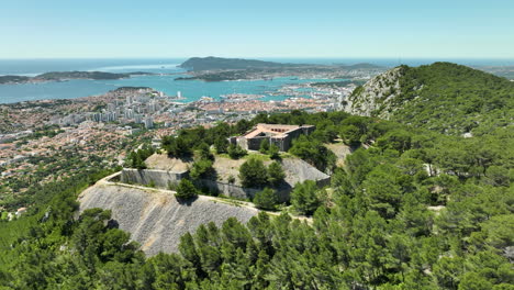 Órbita-Aérea-Fort-Faron-En-Toulon,-Sur-De-Francia---Día-Soleado