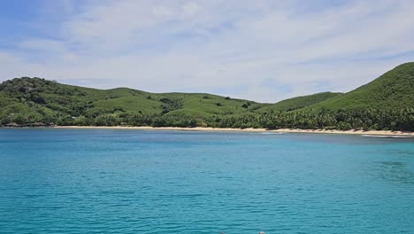 Panoramic-view-of-the-beach-at-Octopus-Resort-in-the-Yasawa-Islands,-Fiji