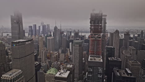 NYC-New-York-Luftaufnahme-V455-Überflug-über-Die-47.-Straße-In-Midtown-Manhattan,-Erfasst-Stadtlandschaft-Mit-Wolkenkratzern-Und-Baustellen,-Eingehüllt-Von-Dichten-Wolken-Und-Dichtem-Nebel-–-Aufgenommen-Mit-Mavic-3-Pro-Cine-–-September-2023