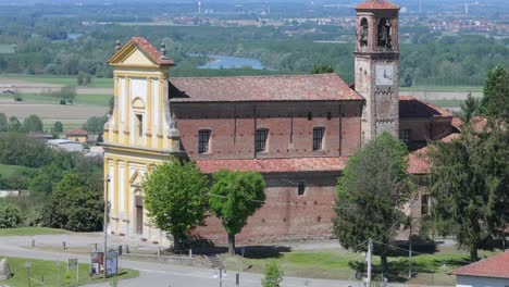 Antena-En-Ascenso-De-La-Iglesia-De-San-Pedro-Apóstol-Y-La-Campiña-Circundante-En-Gabiano,-Italia,-Región-De-Piamonte