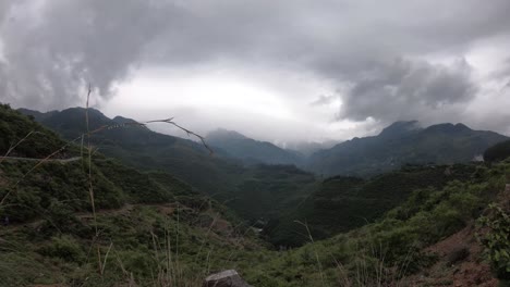 Eine-Bergige-Gegend-Mit-Klarem-Himmel-Nach-Regen