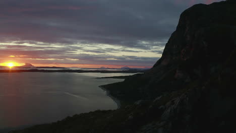 Montaña-Solitaria-Al-Atardecer,-Montaña-Donna,-Costa-Helgeland-Del-Norte-De-Noruega