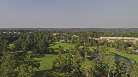 Augusta-Georgia-Aerial-V58-Filmischer-Drohnenüberflug-In-Geringer-Höhe-Und-Rund-Um-Den-Nationalgolfplatz,-Der-Die-Wunderschöne-Sonnenuntergangslandschaft-Des-Geländes-Einfängt-–-Aufgenommen-Mit-Mavic-3-Pro-Cine-–-Oktober-2023