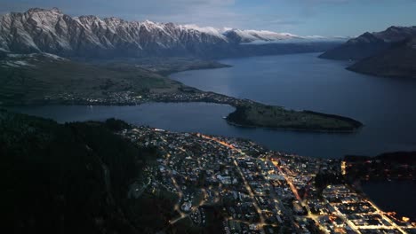 Luces-De-La-Calle-En-Queenstown-Por-La-Noche