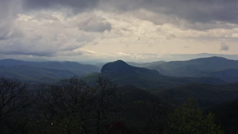 Moviéndose-A-Través-De-árboles-En-Ciernes-Con-Espejo-De-Roca-Detrás-De-Asheville-NC