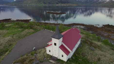 Fantástica-Toma-Aérea-En-órbita-Sobre-La-Iglesia-De-Sildpollnes-Ubicada-En-El-Fiordo-Austnesfjorden-En-Las-Islas-Lofoten,-Noruega