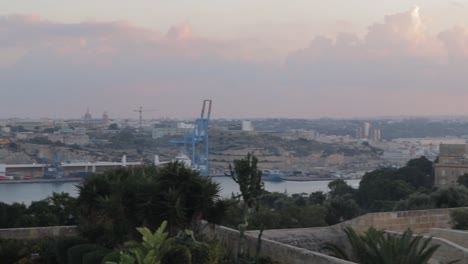 Panoramic-view-from-Upper-Barrakka-Gardens-over-the-Grand-Harbour-in-Valletta,-Malta,-showcasing-the-war-museum-and-the-historic-UNESCO-spot