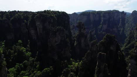 Drone-Volando-Hacia-El-Paisaje-Montañoso-De-Yuanjiajie-En-El-Parque-Forestal-Nacional-De-Zhangjiajie,-China