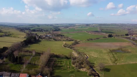 Panorámica-De-Drones-Sobre-El-Parque-Kitswell-En-Lanchester,-Condado-De-Durham.