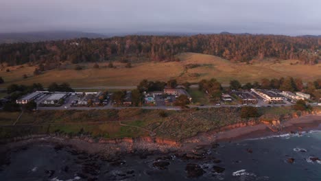 Amplia-Toma-Aérea-De-Posadas-Frente-Al-Mar-A-Lo-Largo-De-La-Playa-Moonstone-Al-Atardecer-En-Cambria,-California