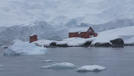 Gebäude-Einer-Forschungsstation-In-Paradise-Bay,-Antarktis-An-Einem-Verschneiten-Tag,-Bootspassagier-POV