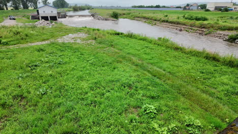 Umweltfreundliche-Kleine-Wasserkraft-Auf-Dem-Fluss-In-Europa