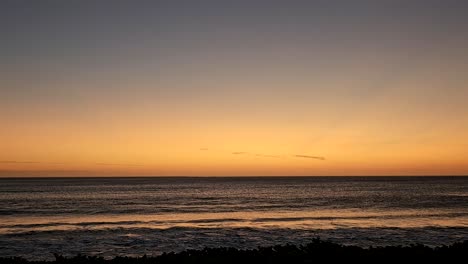 Impresionante-Puesta-De-Sol-En-La-Playa-De-Natadola,-Fiji.