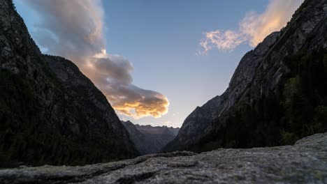 Timelapse-De-Nubes-Pasando-Entre-Las-Montañas-Del-Valle-Durante-La-Puesta-De-Sol-En-Val-Masino,-Lombardía