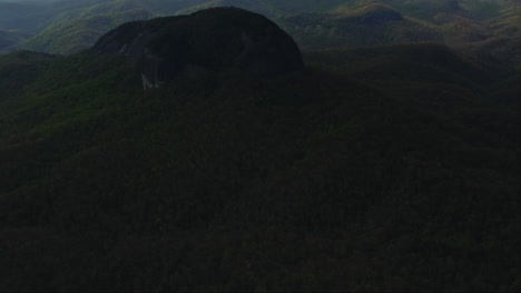 Luftaufnahme-Des-Looking-Glass-Rock,-Der-über-Den-Bergen-Von-Asheville,-North-Carolina,-Thront