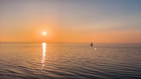 Ruhiges-Segeln-Bei-Sonnenuntergang:-Eine-Heitere-Reise-Auf-Ruhigem-Meer