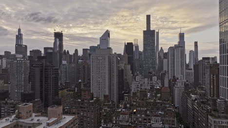 NYC-New-York-Luftaufnahme-V335,-Drohne-Im-Tiefflug,-Epischer-Überflug-über-Sutton-Place-über-Midtown-East-Manhattan,-Erfassung-Der-Wolkenkratzer-Und-Der-Stadtlandschaft-Rund-Um-Die-55.-Straße-–-Aufgenommen-Mit-Mavic-3-Pro-Cine-–-September-2023