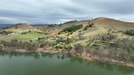 Rolling-hills-and-homes-in-Bonnie-Doon-at-Lake-Eildon