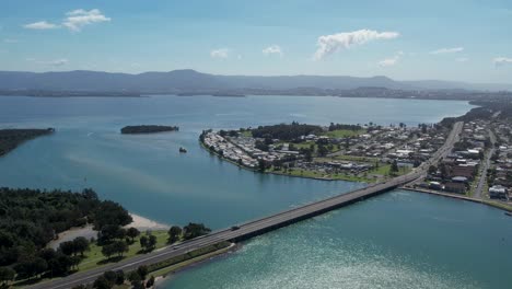 Windang-Bridge-Verbindet-Stadt,-Luftbild-Dolly-Mit-Lake-Illawarra-An-Einem-Schönen-Sonnigen-Tag