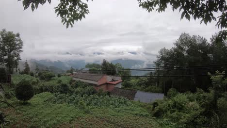 Die-Schnelle-Transformation-Von-Dörfern-In-Hochgelegenen-Gebieten-Mit-Wolken