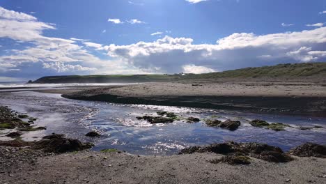 Irland,-Epische-Orte,-Zeitraffer,-Fluss,-Der-Ins-Meer-Fließt,-Wolken-Und-Blauer-Himmel,-Sommerabend,-Bunmahon-Beach,-Waterford