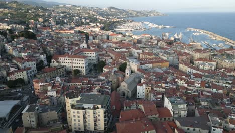 Antena-Sobre-San-Remo,-Italia,-Ciudad-Costera-De-Liguria,-Famosa-Por-El-Festival-De-Música-Italiana.