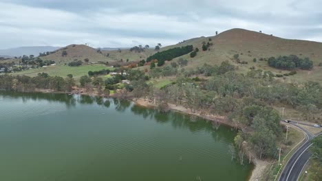 Vista-Aérea-De-La-Costa-De-Bonnie-Doon-En-El-Lago-Eildon.