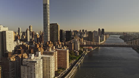 Nyc-Nueva-York-Antena-V390-Drone-Sobrevuelo-Del-Río-Este-A-Lo-Largo-De-Fdr-Drive-Capturando-El-Tráfico-Ribereño,-El-Centro-De-Manhattan-Y-El-Paisaje-Urbano-Del-Lado-Este-Superior-Al-Amanecer---Filmado-Con-Mavic-3-Pro-Cine---Septiembre-De-2023