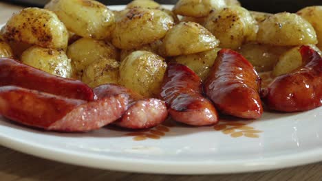 Sobre-Una-Mesa-Se-Coloca-Un-Plato-De-Patatas-Fritas-Doradas,-Crujientes-Y-Deliciosas