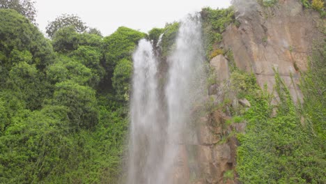 Üppiger-Wasserfall-Stürzt-Eine-Felsklippe-Hinab,-Umgeben-Von-Dichtem-Grün-Im-Jardin-Extraordinaire-Von-Nantes