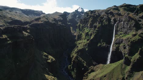 Aerial-shot-of-the-Mulagljufur-Canyon-during-summer-in-the-Vatnajokull-National-Park-along-the-Ring-Road-in-Iceland