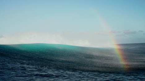 Regenbogen-Teahupo&#39;o-Welle-Monströs-Berühmt-Surfen-Fass-Tahiti-Französisch-Polynesien-Zeitlupe-Schaumball-Korallenriff-Paris-Olympische-Sommerspiele-2024-Ablandiger-Wind-Verträumt-Passe-Havae-Faremahora-Pazifischer-Ozean-Pfanne